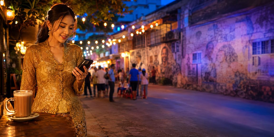 Suasana kasino mudah alih dengan gaya kebaya dan pelanggan di Penang